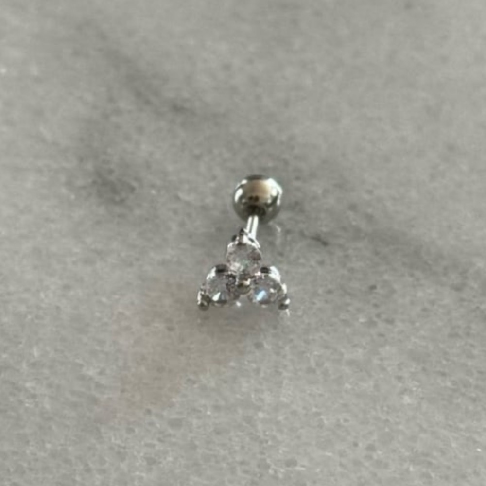 Sterling Silver Crystal Flower 3 Prong Cartilage Earring 

Brand New - Picture 2 of 4